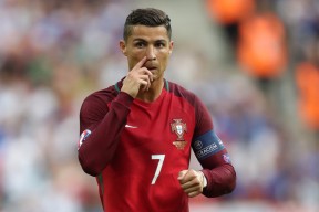 世界杯2026-血战河内，阿诺德铁血统治，智利2-1险胜越南，H组格局骤变