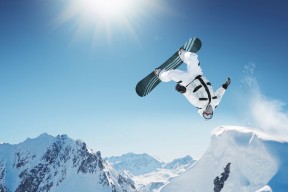 开云体育-F1年度争冠之夜，库尔图瓦数据全面爆炸，当赛道与绿茵场共享同一片星空