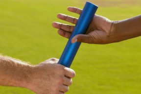 开云官网-阿克高光表现，那不勒斯最后时刻击败里昂，足球场上的时间窃贼