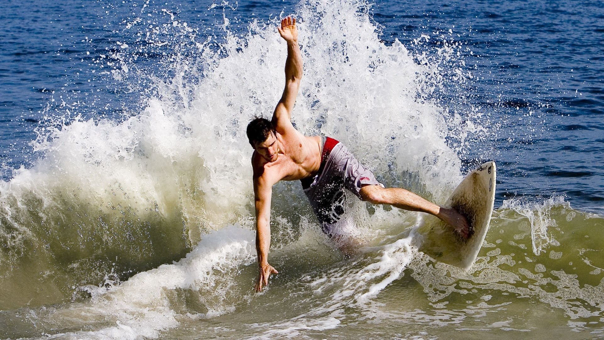 F1年度争冠之夜,库尔图瓦数据全面爆炸,当赛道与绿茵场共享同一片星空