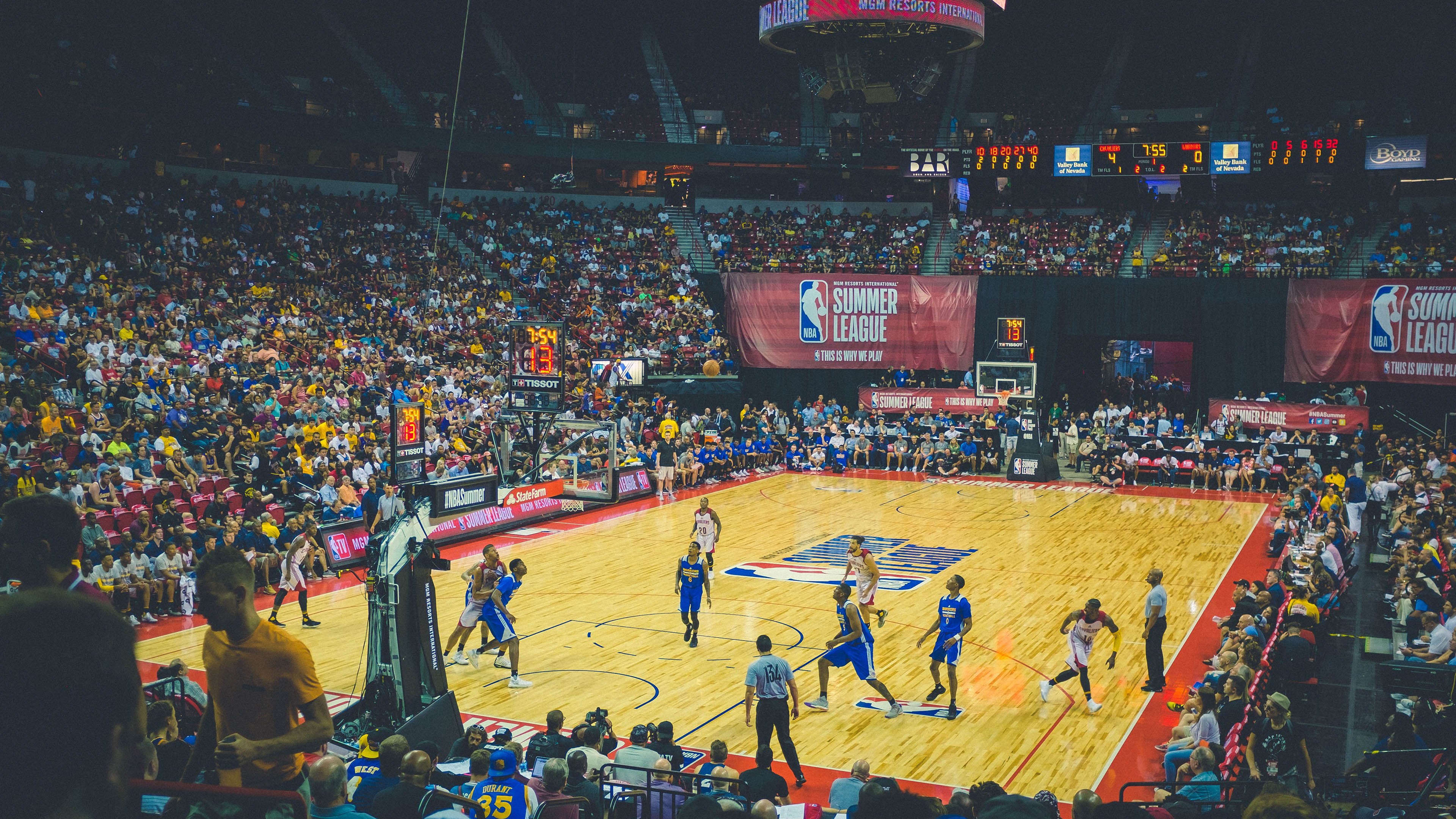雷霆火力压制活塞，霍勒迪成为关键先生，沉默杀手的逆袭之路